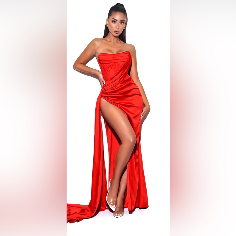 Miss Circle XXS 

Holly Red Crystallized Corset High Slit Satin Gown